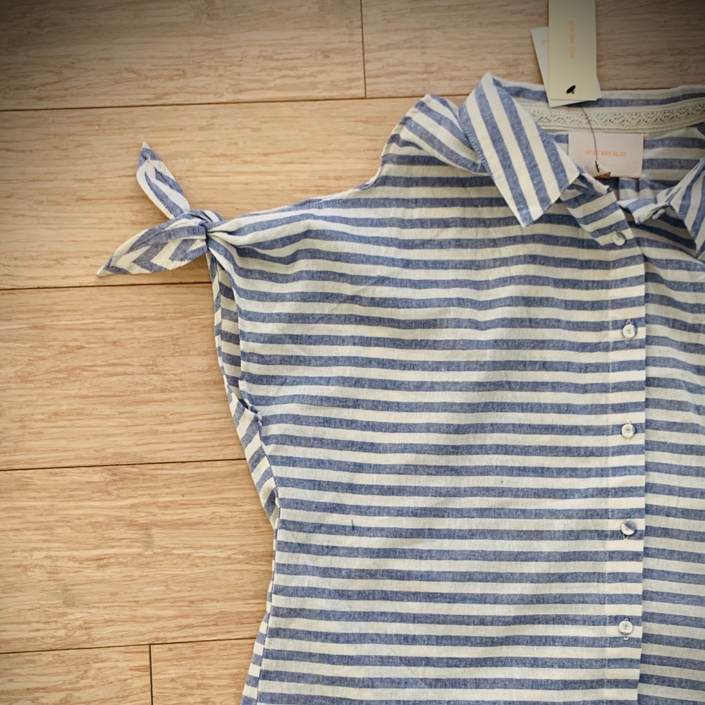 NWT Skies Are Blue Button Up Cold Shoulder Top - Picture 2 of 4